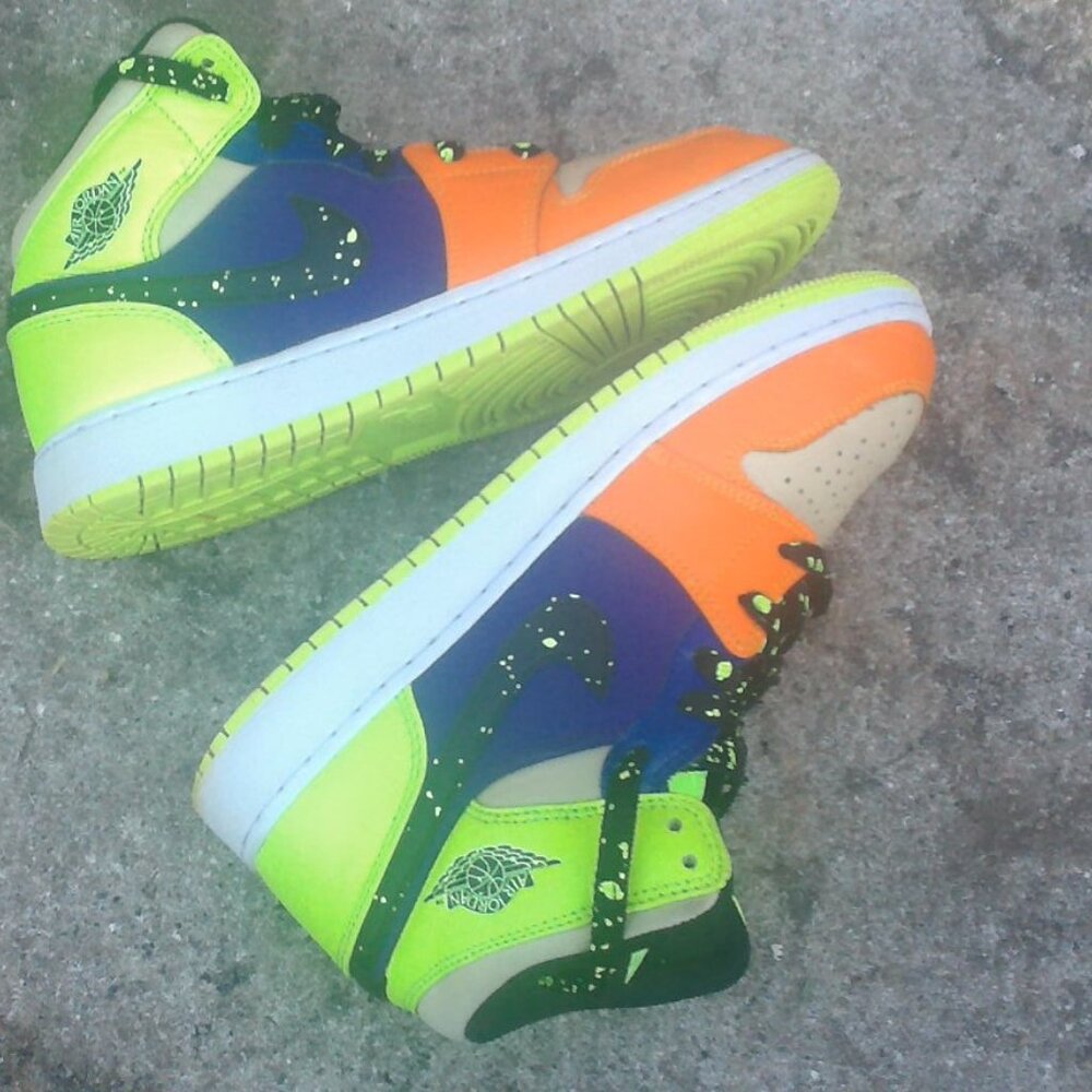 Multicolor Jordan Kid's Air Jordan 1 Mid SE  size 5.5